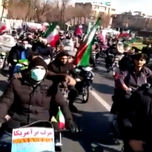 İranda yüzlerce motosikletli Kahrolsun Ruhani sloganları attı